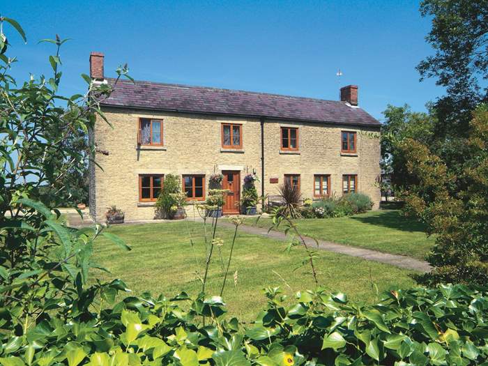 Park Farm Cottage, Sleeps 8 in Malmesbury