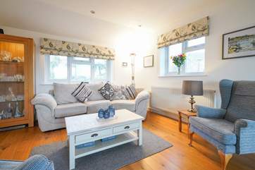 The additional soft seating off the kitchen-area.
