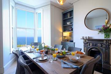 Breakfast with a view from the table in the dining-room, with kitchen adjoining. The fireplace is ornamental only.