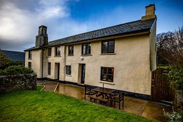 Northcott Barton sits to the edge of the owners' cattle farm end enjoys views of the Devon countryside and grazing cows.