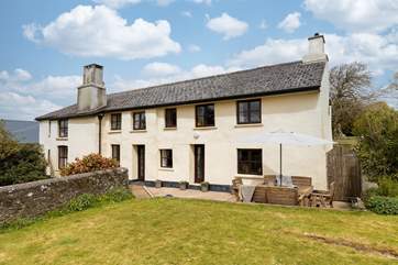 Northcott Barton sits to the edge of the owners' cattle farm end enjoys views of the Devon countryside and grazing cows.