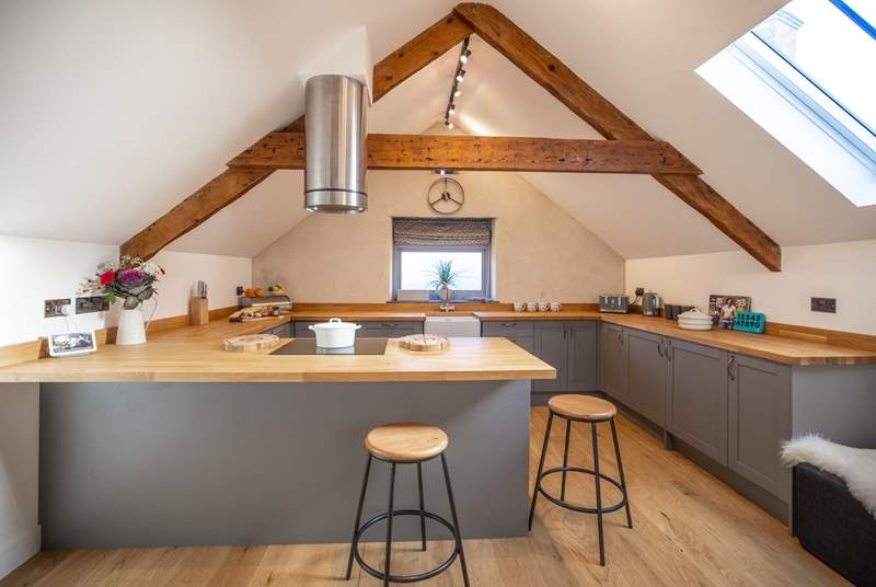 The kitchen-area offers a wonderful sociable vibe and is equipped to cook up the perfect roast dinner for all the family.