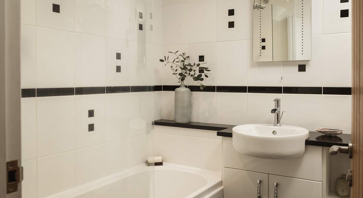 The super stylish family bathroom. 