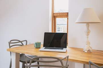 The breakfast bar also doubles up as a fabulous work station.