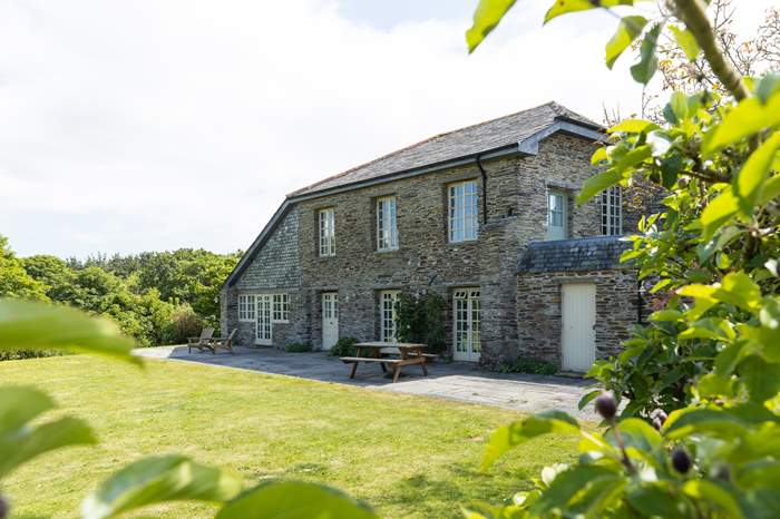 Carthew Barn,Sleeps 6, 3.1 miles SE of Padstow