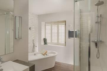 The gorgeous bathroom.
