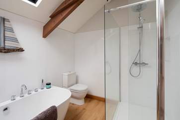 The bathroom is also home to this glorious shower cubicle.