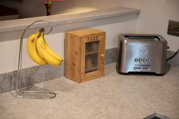 Some rather cute touches in the kitchen. An egg house, fabulous!