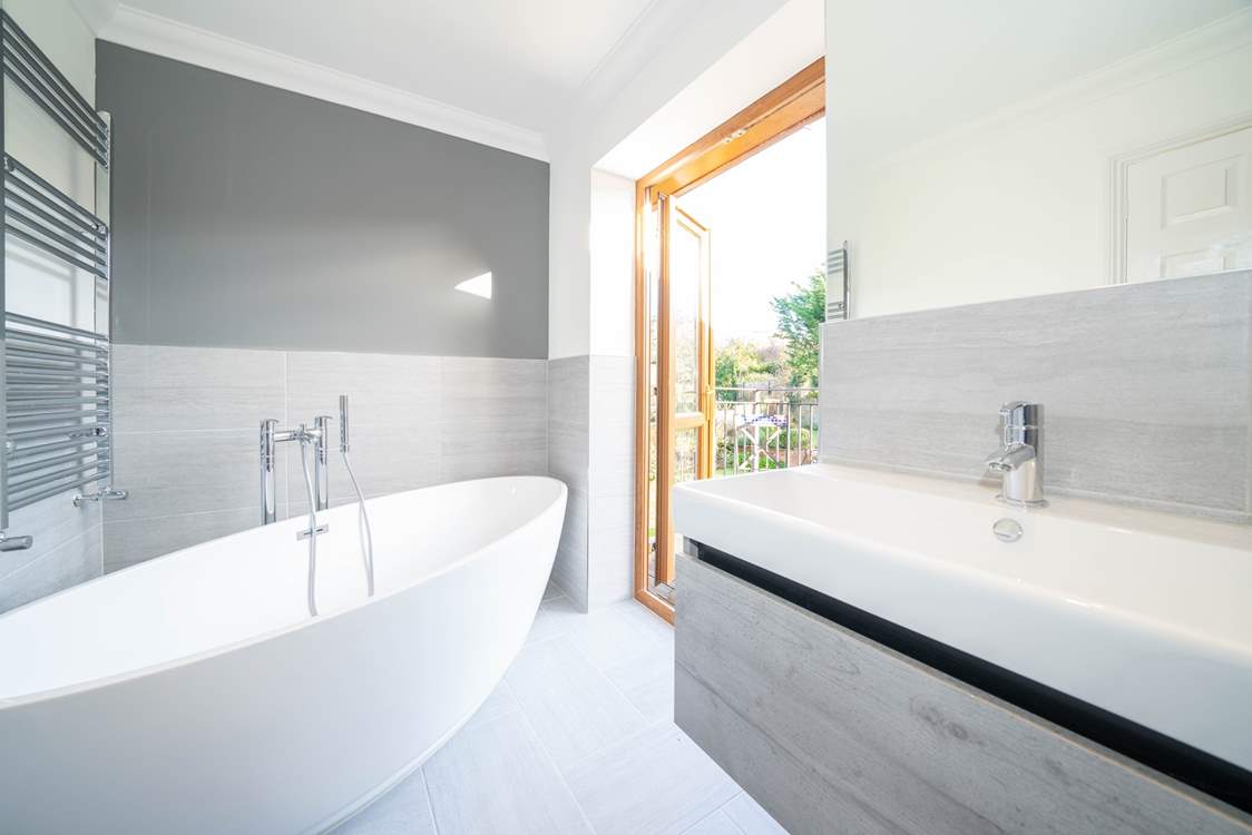 The light and airy main bedroom en suite...