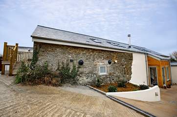 Primrose offers a warm welcome. It has its own separate entrance. There is also a garden and patio area which is currently being finished (photos to follow).
