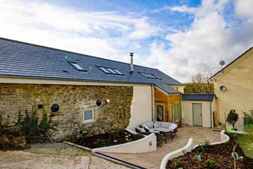 Primrose offers a warm welcome. It has its own separate entrance. There is a further lawned garden area, car port and patio area currently being completed.