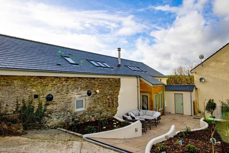 Primrose offers a warm welcome. It has its own separate entrance. There is a further lawned garden area, car port and patio area currently being completed.