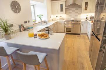 The breakfast-bar makes for a relaxing coffee spot!