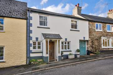 Parking is outside the cottage, with additional parking simply yards away in the village square. Why not pop into the local once parked up and enjoy the joys of this friendly village.