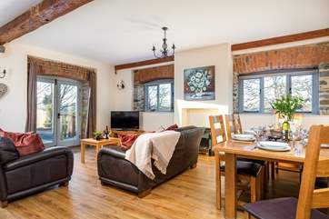 The open plan living area is the perfect room for all the family to come together, no matter the season. You can also keep an eye on the children playing or the fishermen of the family fishing at the lake.