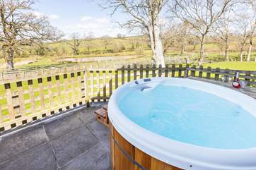 The gorgeous hot tub, the perfect way to relax on holiday.