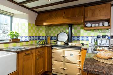 The range oven offers a warm welcome to the fully equipped kitchen-area.