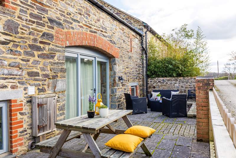 The back patio-area looks out onto a country track that leads to the river and benefits from being on the opposite side to the main courtyard. Swift Barn is next door, also with an outside patio-area, which is separated by the stone wall as shown.