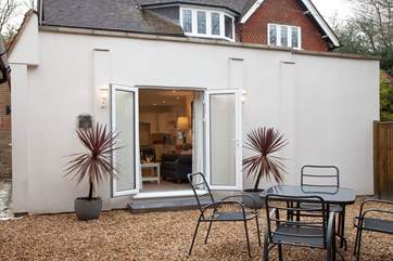The Annexe is within walking distance of the historic village of Mayfield.