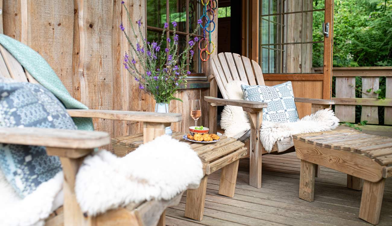 Enjoy a sundowner on the covered verandah. 