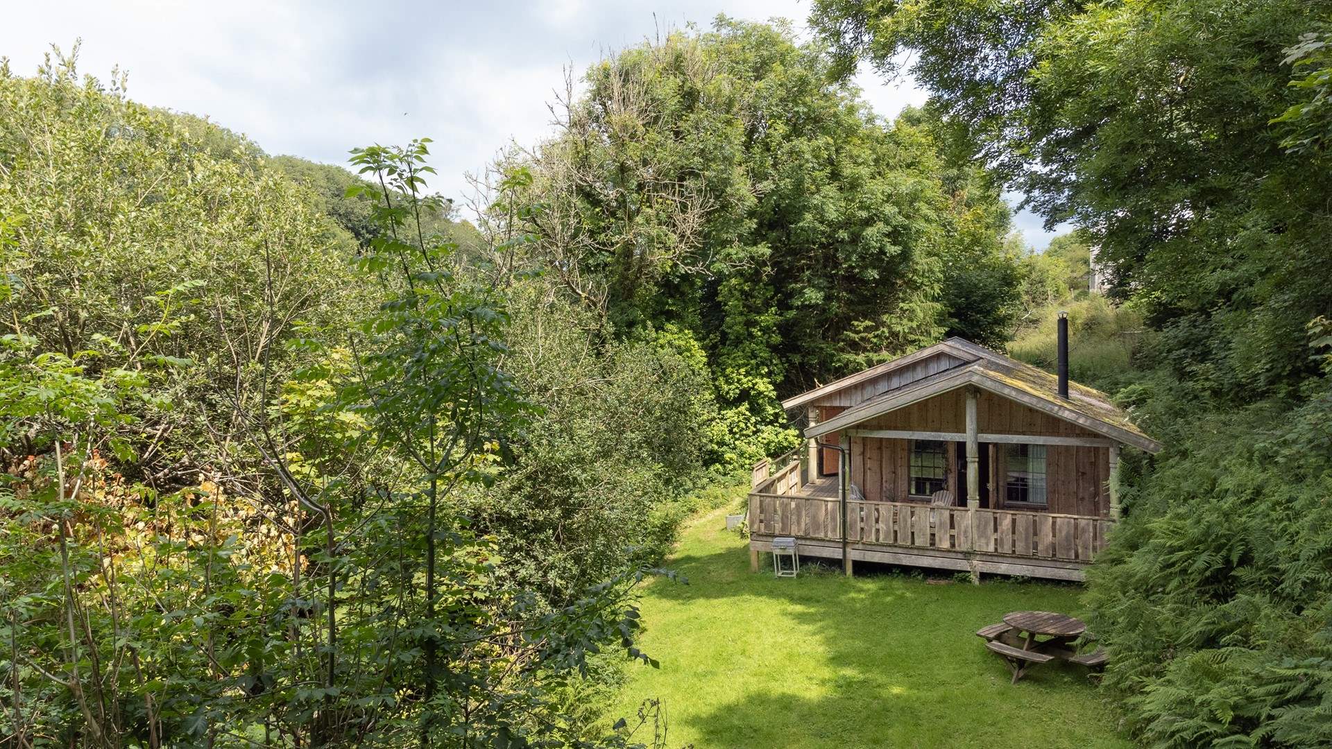 Nestled in ancient woodland this hidden haven offers the most restorative getaway. 