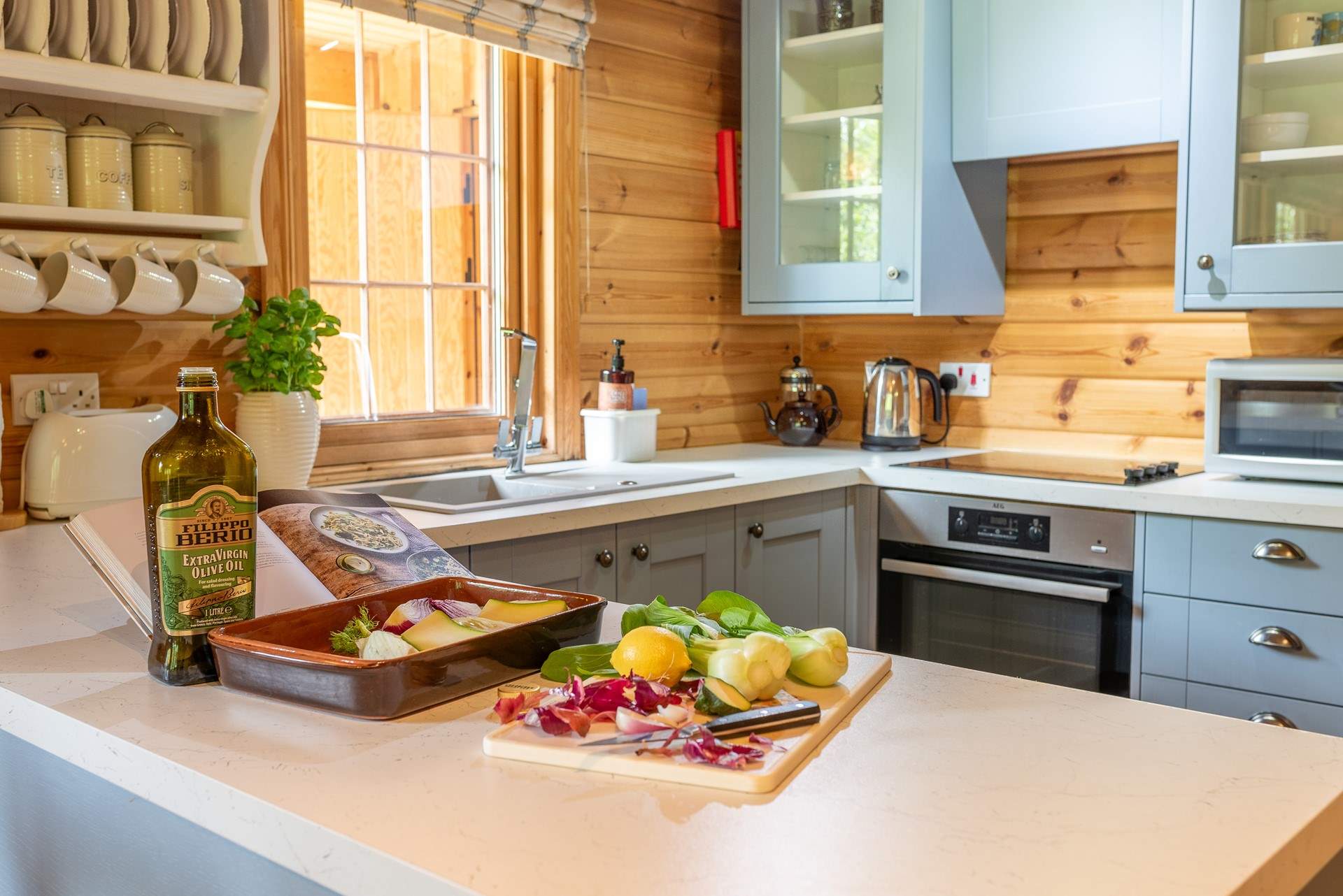 The modern-style kitchen has everything you need for your stay in nature. 