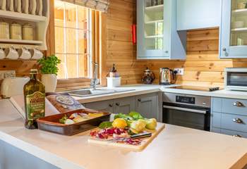 The modern-style kitchen has everything you need for your stay in nature. 