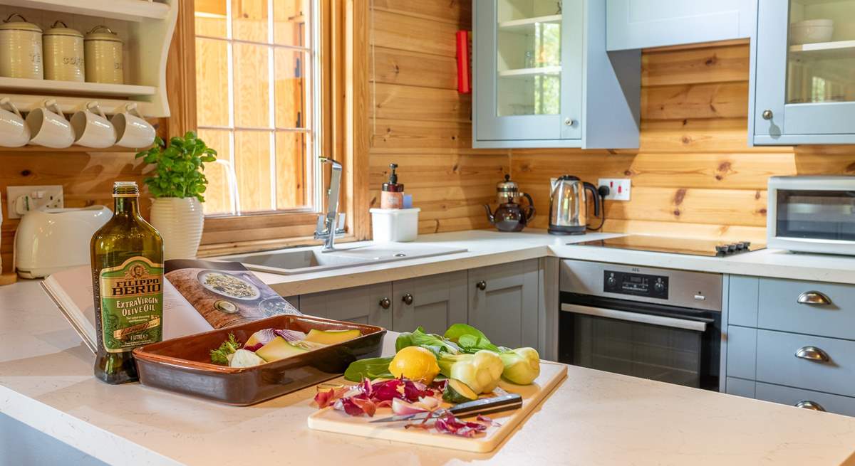 The modern-style kitchen has everything you need for your stay in nature. 