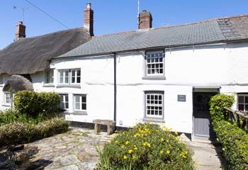Enjoy a cup of tea and watch the world go by on their way to the beach. 