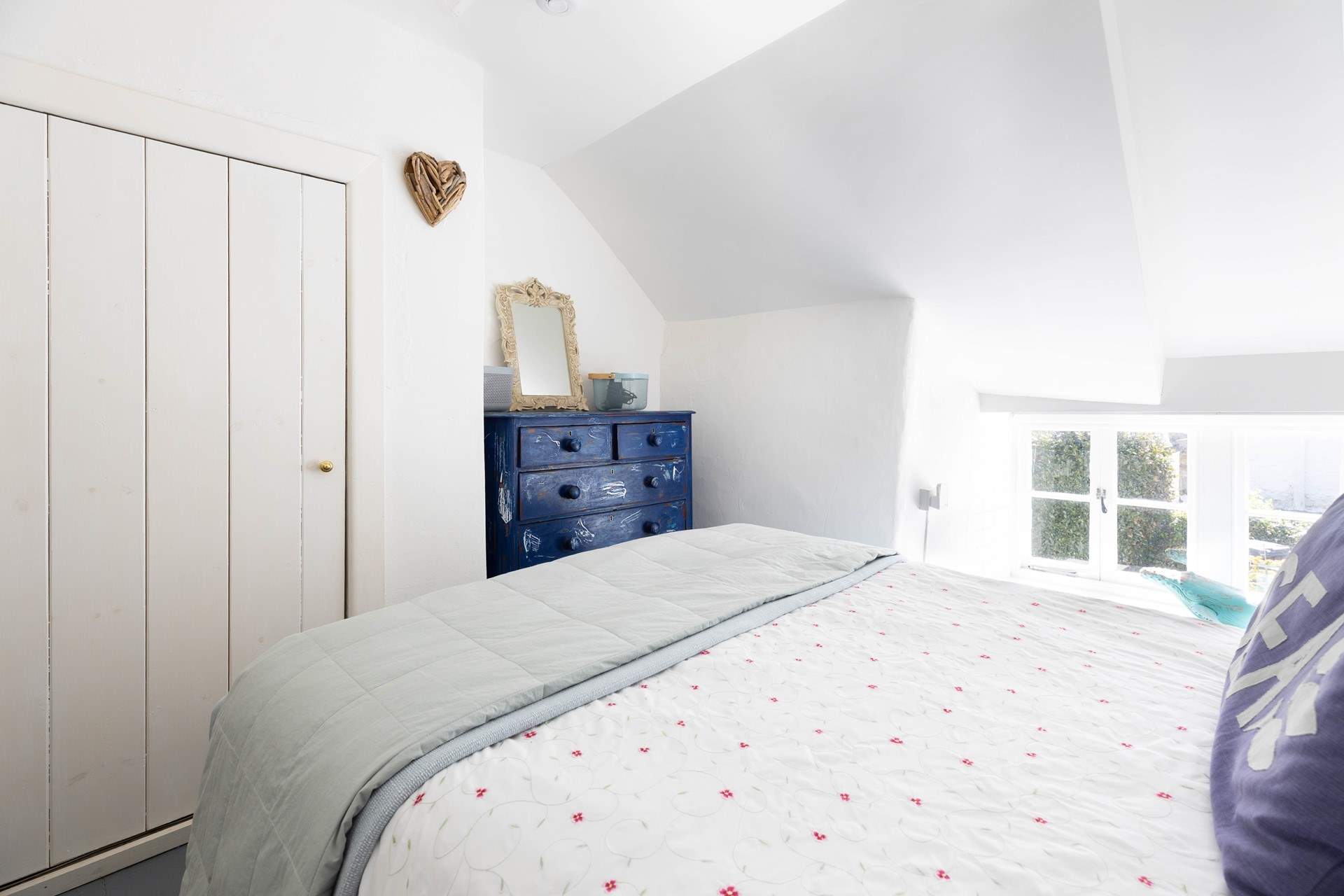 This charming cottage is so relaxing. 