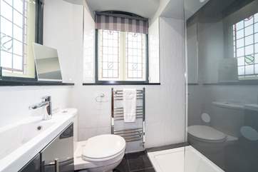 ...with an en suite modern shower-room.