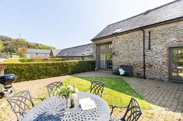 The Granary offers a very inviting outside space. Fully enclosed, so please feel free to fling the patio doors open and let the dogs and children run safely.