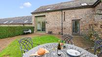 The Granary offers a very inviting outside space. Fully enclosed, so please feel free to fling the patio doors open and let the dogs and children run safely.