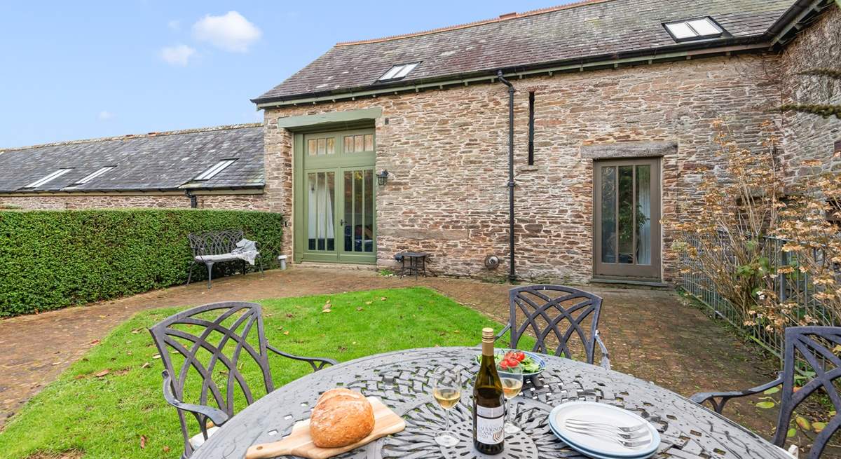 The Granary offers a very inviting outside space. Fully enclosed, so please feel free to fling the patio doors open and let the dogs and children run safely.