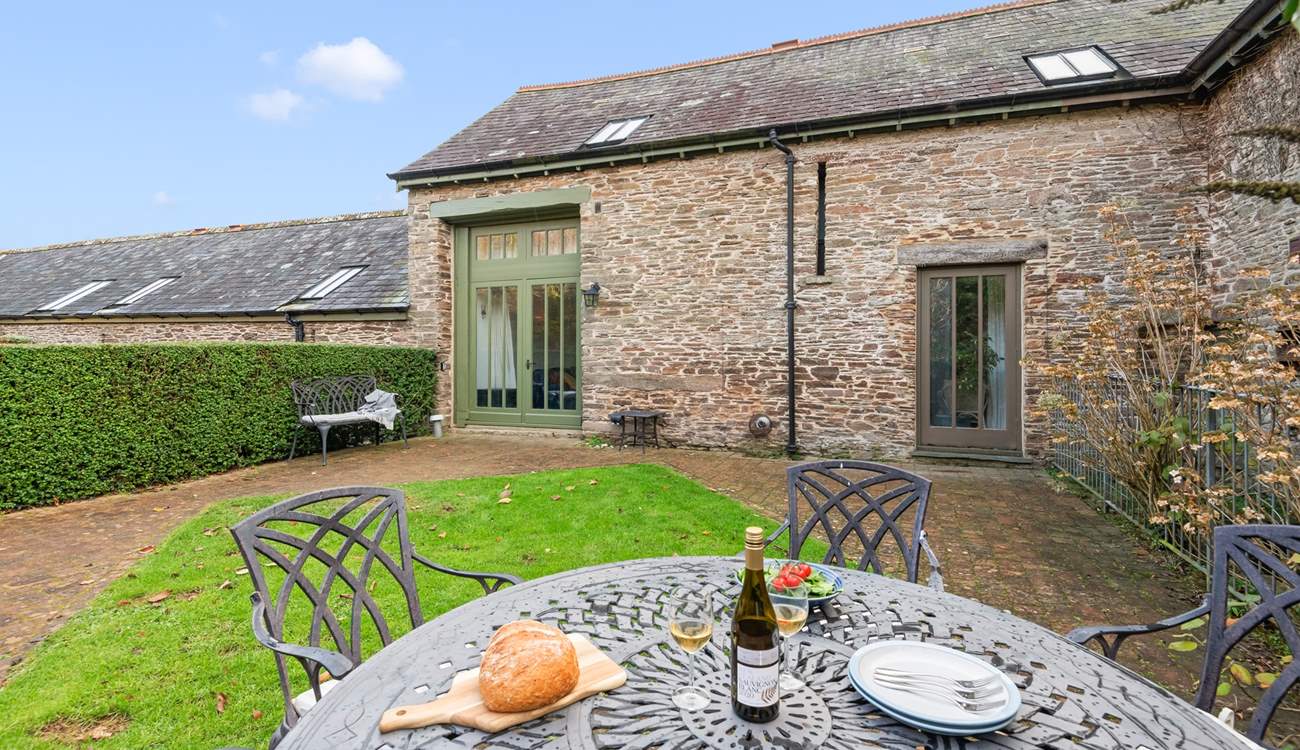 The Granary offers a very inviting outside space. Fully enclosed, so please feel free to fling the patio doors open and let the dogs and children run safely.