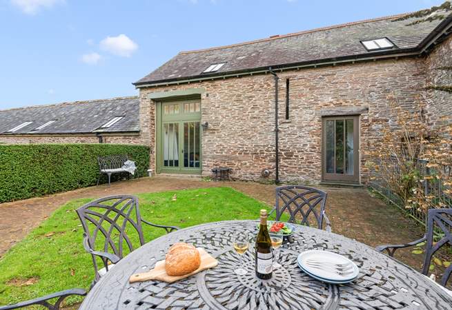 The Granary offers a very inviting outside space. Fully enclosed, so please feel free to fling the patio doors open and let the dogs and children run safely.
