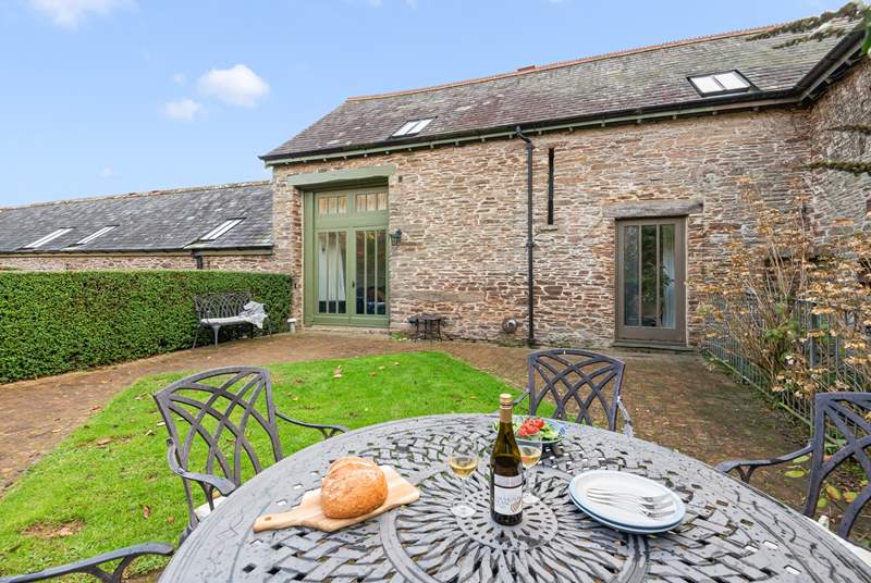 The Granary offers a very inviting outside space. Fully enclosed, so please feel free to fling the patio doors open and let the dogs and children run safely.