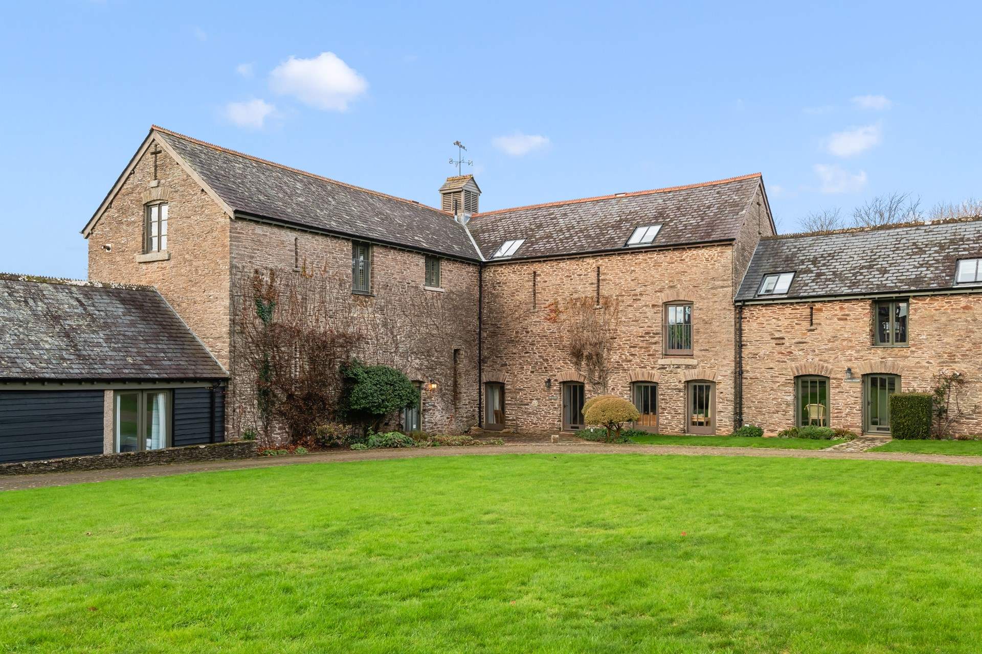 The Granary nestles beautifully in the stunning Goveton estate. Surrounded by stunning countryside views, this spot is a piece of heaven on earth.