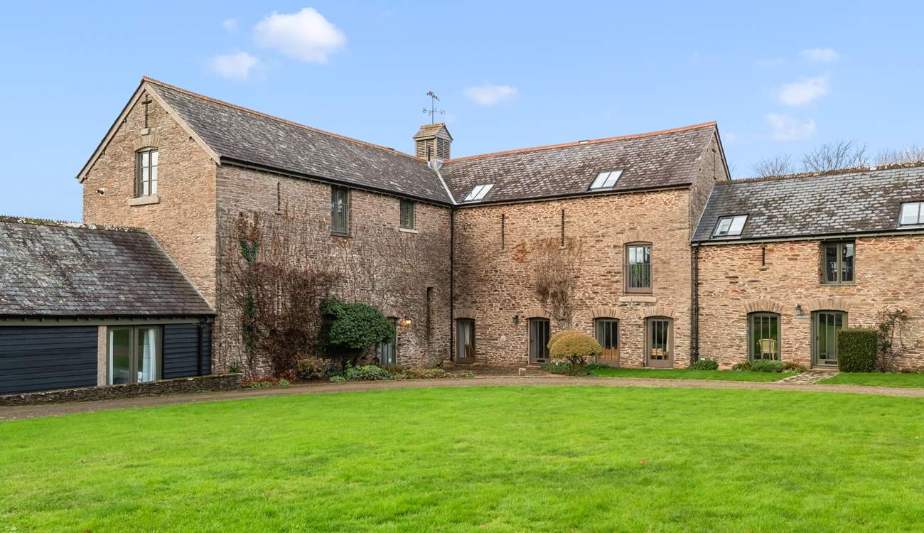 The Granary nestles beautifully in the stunning Goveton estate. Surrounded by stunning countryside views, this spot is a piece of heaven on earth.