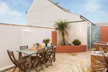 Slide open the glass doors and take in the delights of outdoors, the elegant sun terrace sits wonderfully with a custom-built barbecue area and furniture set up for you to enjoy your meals al fresco on warmer days and evenings.