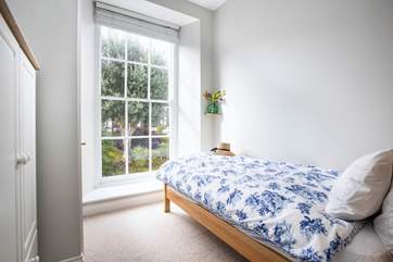 This single bedroom is very sweet.