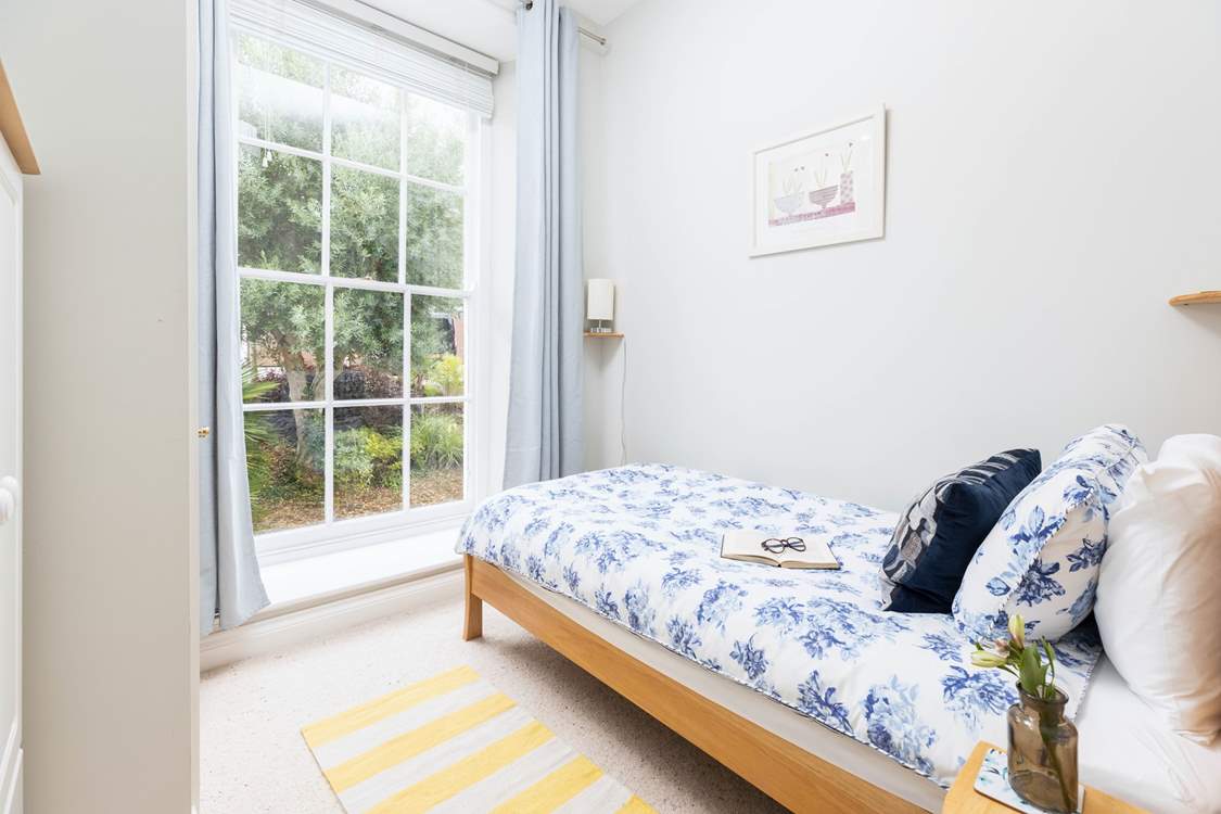 The cosy single bedroom, enjoy a quiet moment with a good book.