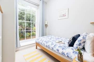 The cosy single bedroom, enjoy a quiet moment with a good book.