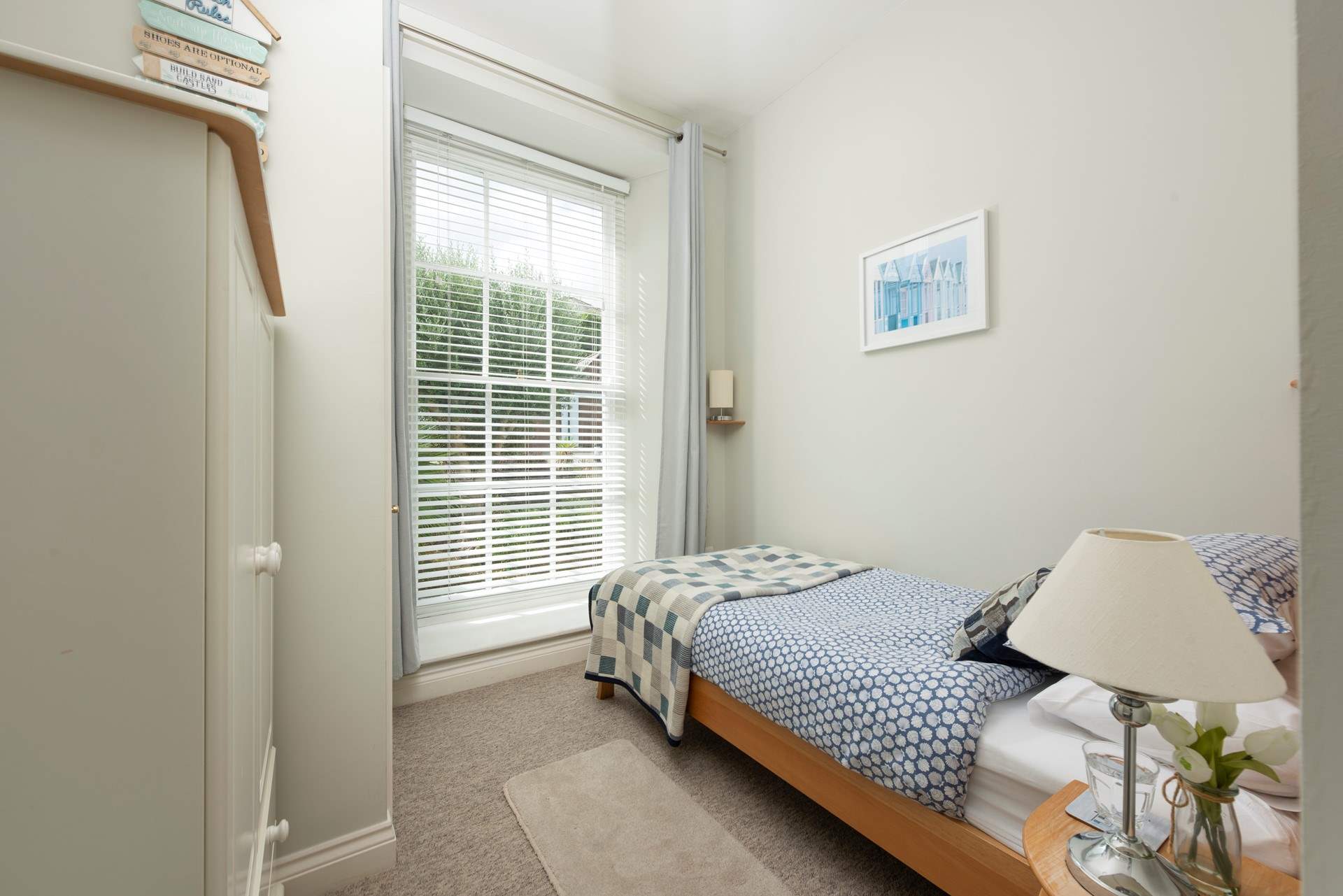 The cosy single bedroom is very sweet. 