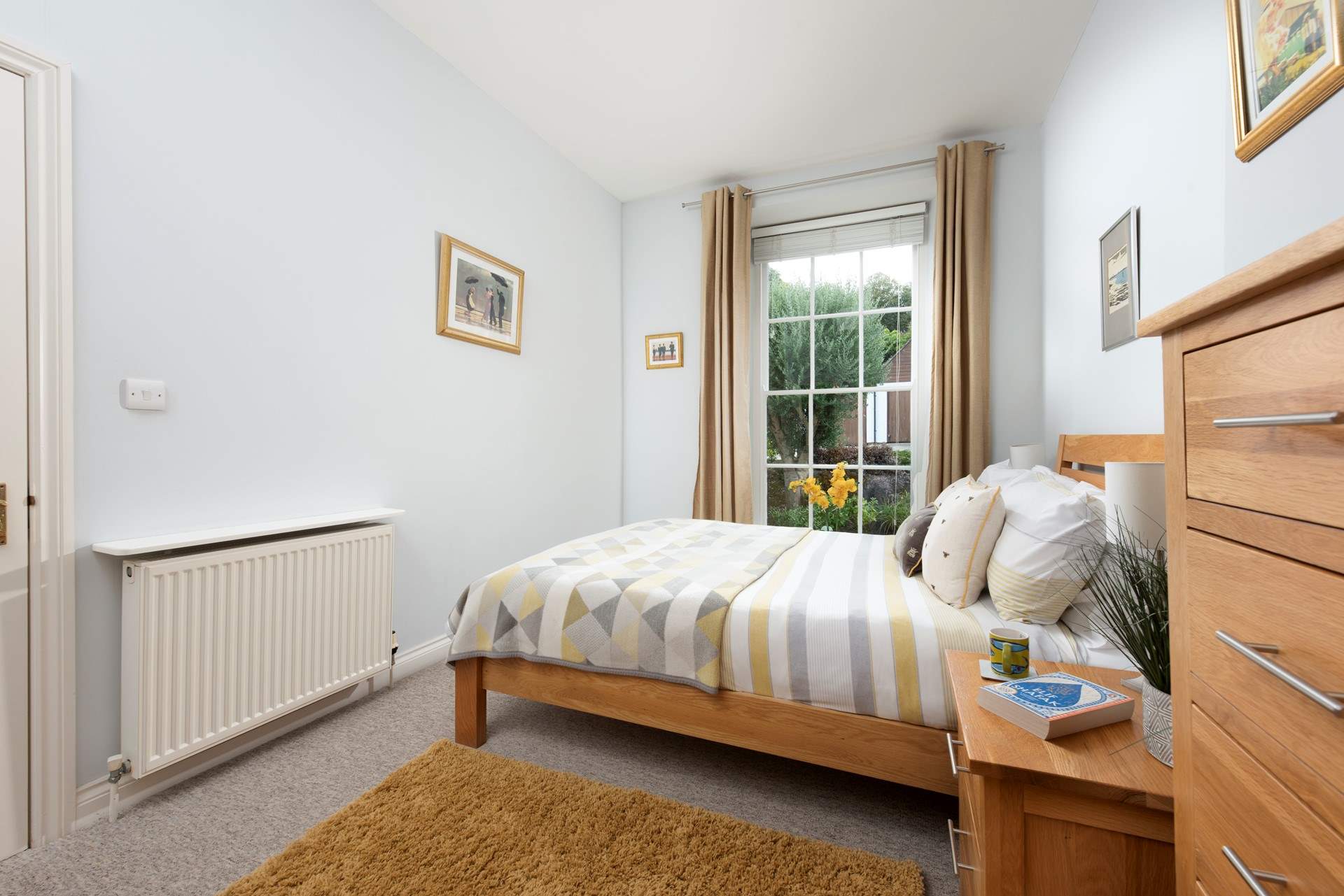 The principle bedroom has a lovely king size bed and en-suite shower room. 