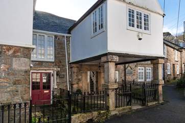 Retaining so much of the original character, Keigwin Manor, the oldest house in Mousehole, is located deep in the heart of this quintessential village.