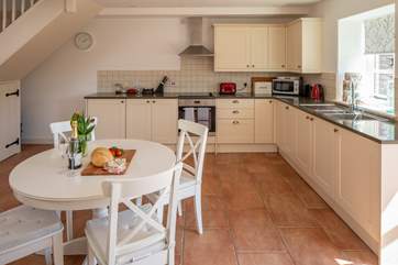 You'll find all of the equipment you need in this excellent kitchen.