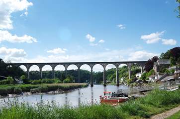 Calstock is situated on the River Tamar several miles east of Callington and 12 miles upstream from Plymouth in an Area of Outstanding Natural Beauty. It's a pretty village with cottages lining the narrow streets.