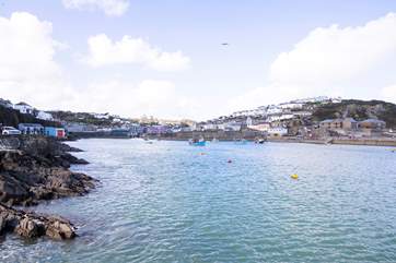 The pretty bustling fishing Harbour of Mevagissey is a short walk away.