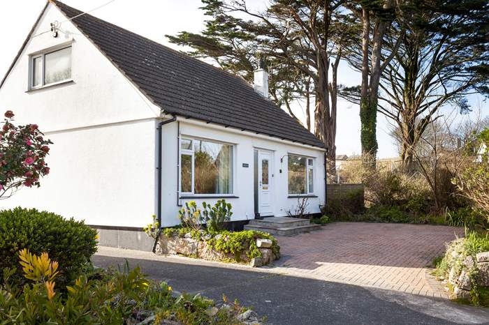 Dreslan is a 3 bedroom, dog friendly cottage near the beach in St Ives, Cornwall.